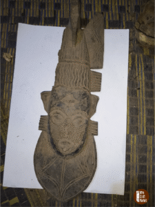 Masque décoratif ancien – style africain (origine Ghana )